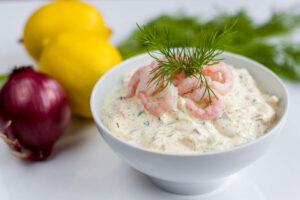 salata de creveti cu maioneza, ceapa rosie, icre rosii si marar