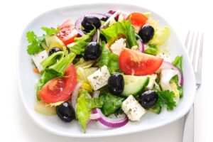 salata greceasca cu branza feta