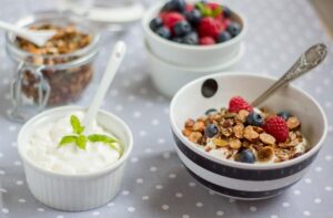 iaurt integral sau grecesc cu musli granola lchf si fructe de padure