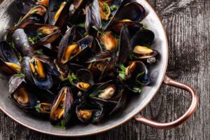 Moules marinières sau midii este o reteta clasica din bucataria frantuzeasca