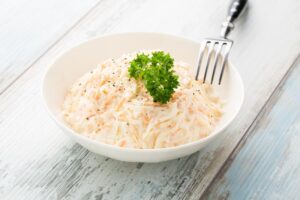 coleslaw din varza, morcov maioneza si smantana perfecta pentru gratare