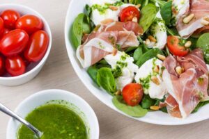 Salata cu mozzarella, prosciutto crudo si dressing de busuioc