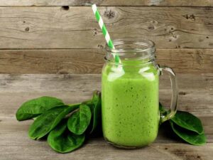 smoothie verde sanatos din spanac, avocado, ghimbir, lapte de cocos