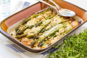 sparanghel gratinat cu branza chevre si muguri de pin, in ulei de masline la cuptor