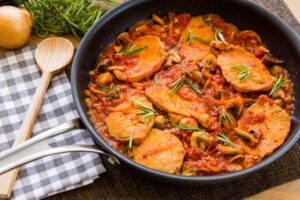 cotlete de porc la tigaie in sos de rosii cu ciuperci si rozmarin