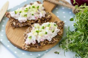 salata de maioneza cu salam si ceapa rosie,smantana si cubulete de castravete pe paine crocanta lchf