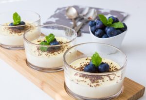 panna cotta de vanilie cu afine si ciocolata