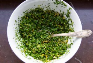 gremolata cu patrunjel, lamaie si usturoi pisat