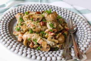 copanele de pui fricassee cu pancetta si ciuperci champignon