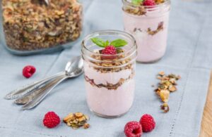 iaurt amestecat cu zmeura si cottage cheese in straturi alaturi de muesli lchf si zmeura proaspata