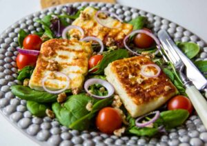 branza halloumi la gratar cu salata spanac rosii si nuci sfaramate