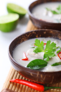 supa de pui thailandeza tom kha gai cu lapte de cocos, ghimbir, lemongrass chili si lime