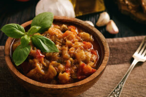 ratatouille tocanita de legume vinete, dovlecei, rosii, ardei grasi