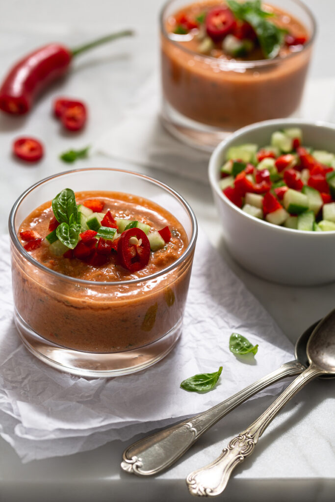 gazpacho supa rece cu rosii castravete ardei in pahar pe masa