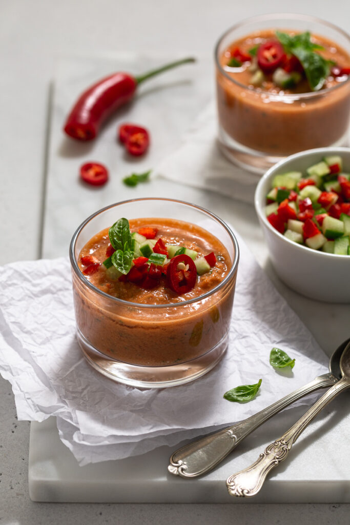 gazpacho supa rece cu rosii castravete ardei in pahar pe masa