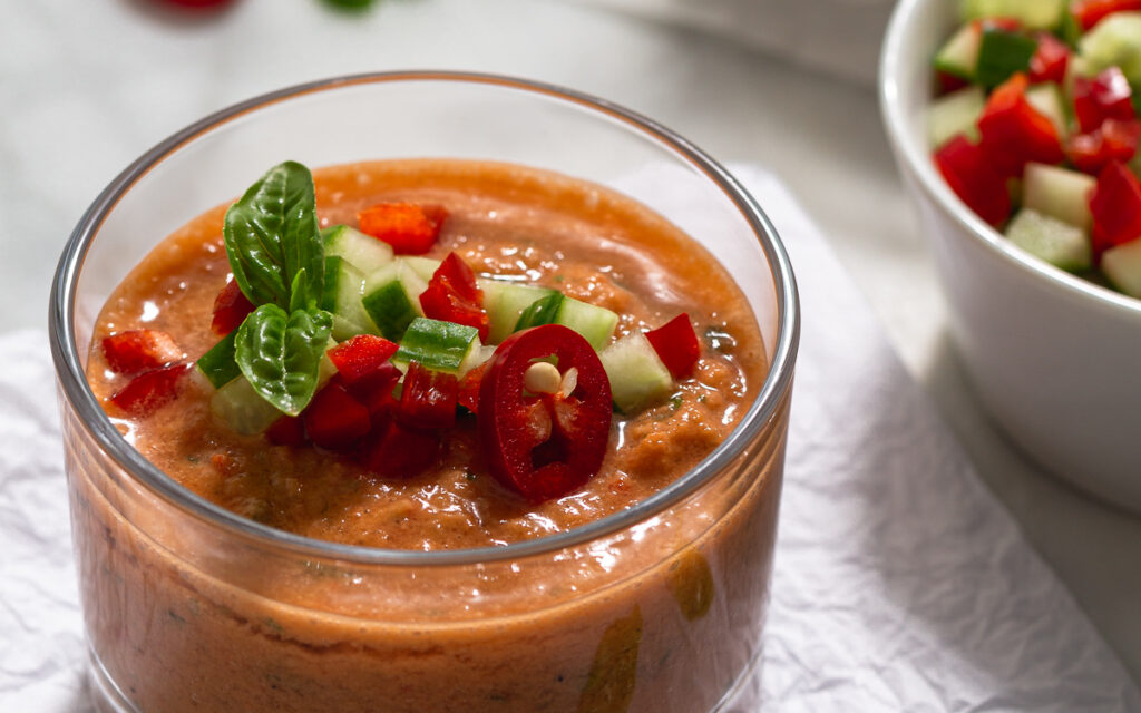 gazpacho supa rece cu rosii castravete ardei in pahar pe masa