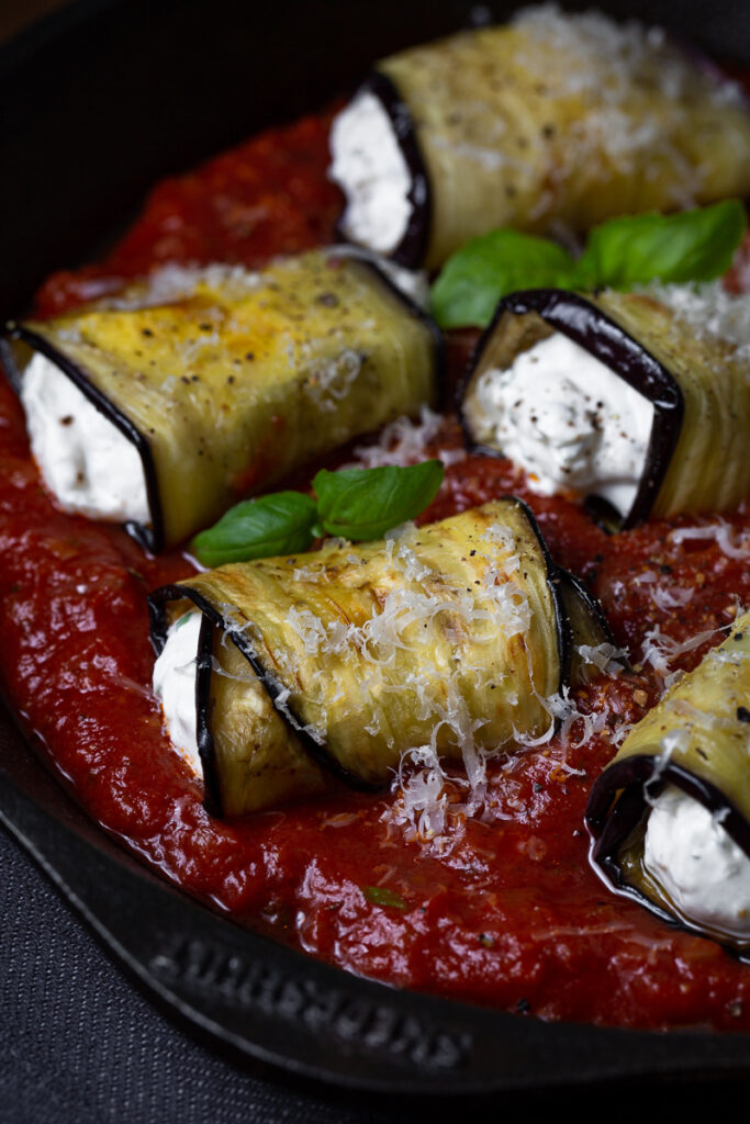 rulouri de vinete umplute cu ricotta pe pat de sos de rosii in tigaie, cu parmezan si busuioc