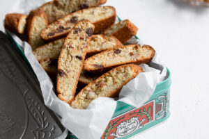 Biscotti cantuccini cu migdale si pepite de ciocolata intr-o cutie de metal