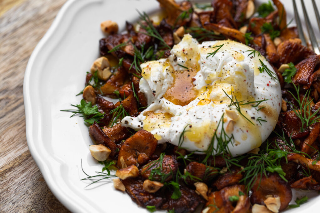 burrata cu galbiori trasi in unt, alune de padure srburi pe o farfurie rustica