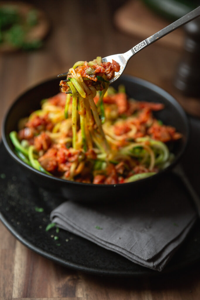 spaghete de dovlecei zoodles cu sos de ton si rosii