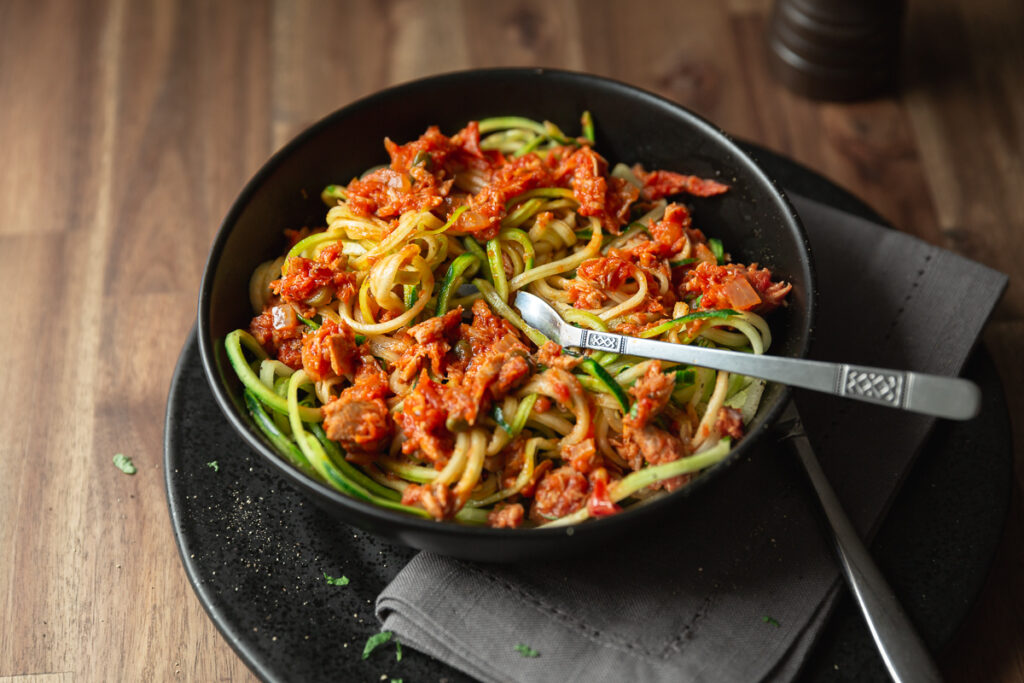 spaghete de dovlecei zoodles cu sos de ton si rosii amestecate