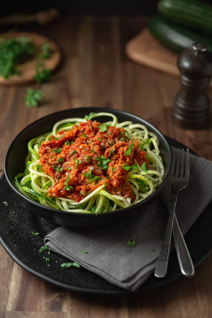 spaghete de dovlecei zoodles cu sos de ton si rosii