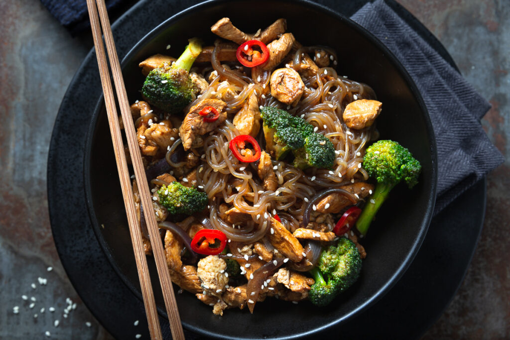 taitei shirataki noodles cu stir fry de piept de pui, broccoli si chili, cu seminte de susan