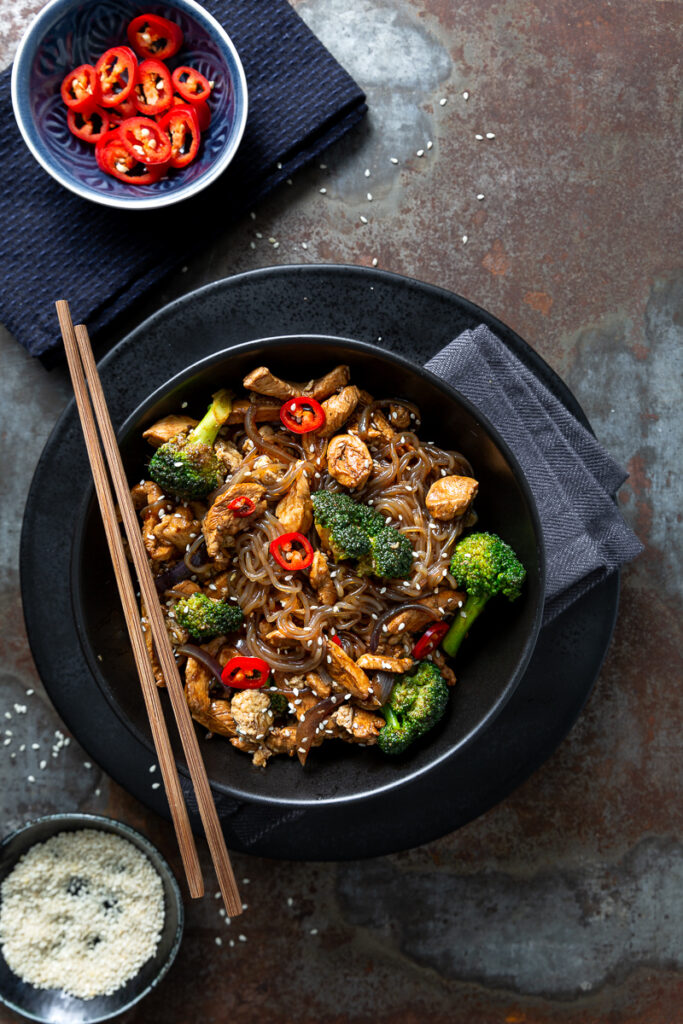 taitei shirataki noodles cu stir fry de piept de pui, broccoli si chili, cu seminte de susan