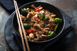 taitei shirataki noodles cu stir fry de piept de pui, broccoli si chili, cu seminte de susan