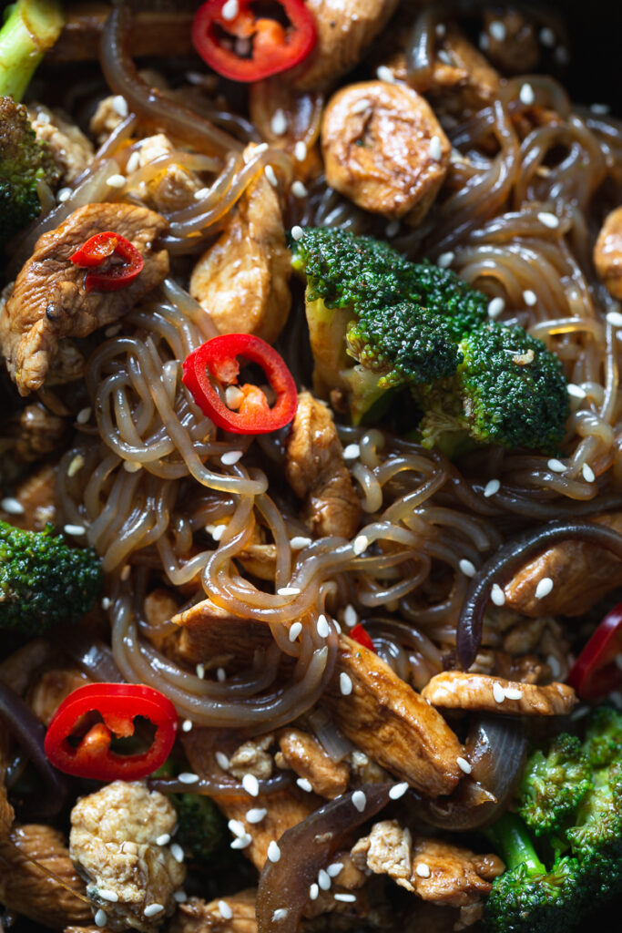 poza macro cu taitei shirataki noodles cu stir fry de piept de pui, broccoli si chili, cu seminte de susan