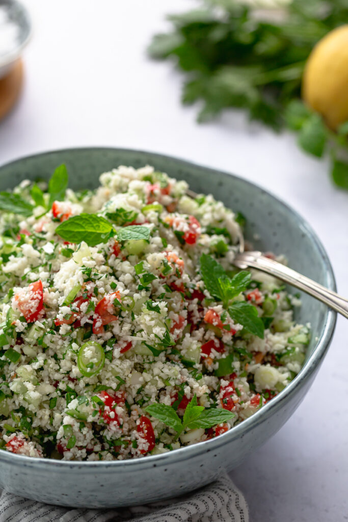 tabbouleh LCHF keto cu conopida intr-un castron mare pe masa