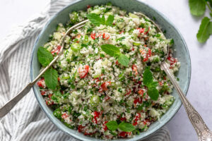 tabbouleh LCHF keto cu conopida intr-un castron mare pe masa