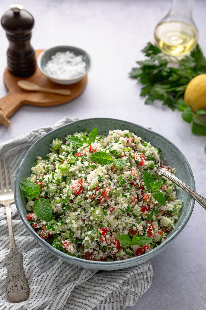 tabbouleh LCHF keto cu conopida intr-un castron mare pe masa, cu patrunjel, lamaie si ulei de masline