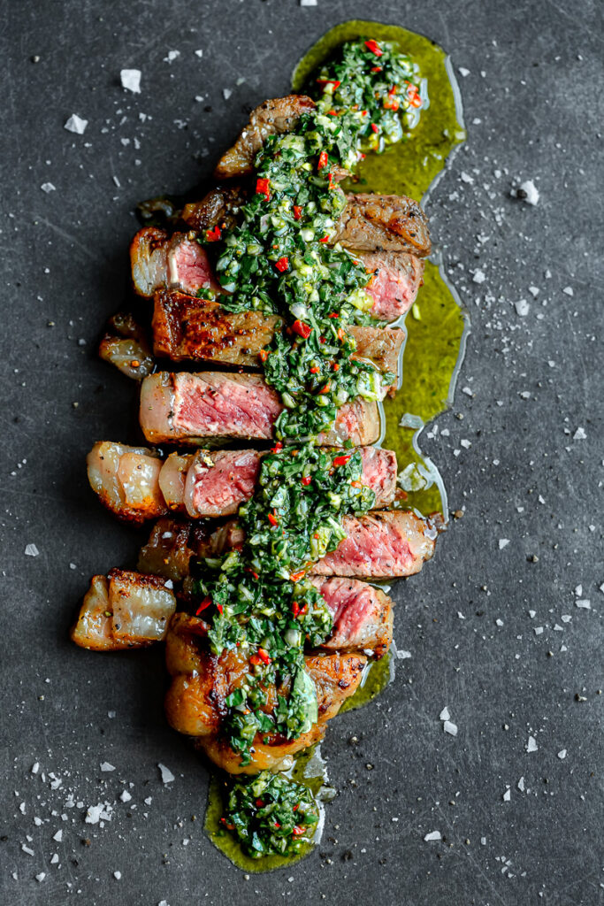 sos chimichurri pe felii de friptura de vita