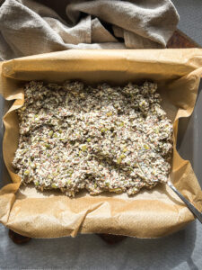 paine keto din seminte pe o foaie de copt in tava