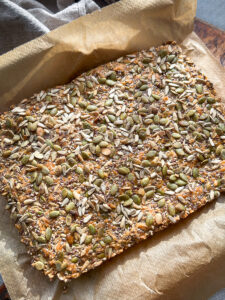 paine keto din seminte pe o foaie de copt