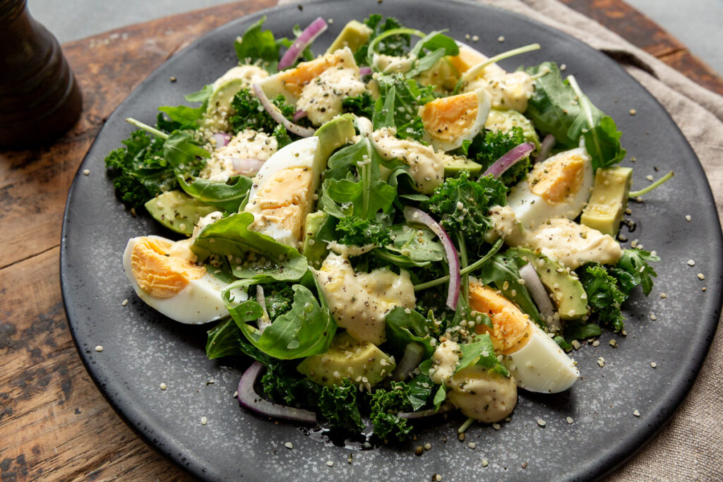 salata oua avocado kale seminte de canepa_lchf keto pe o farfurie neagra