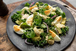 salata oua avocado kale seminte de canepa_lchf keto pe o farfurie neagra