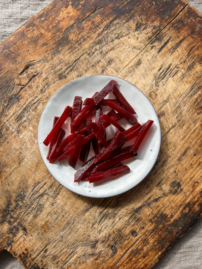 Sfecla rosie fiarta taiata in betisoare pe o farfurie