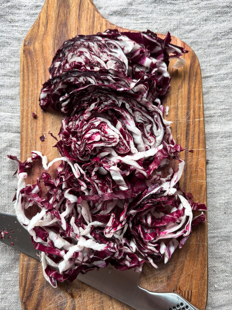 Radicchio taiata fasii pe un fund de lemn