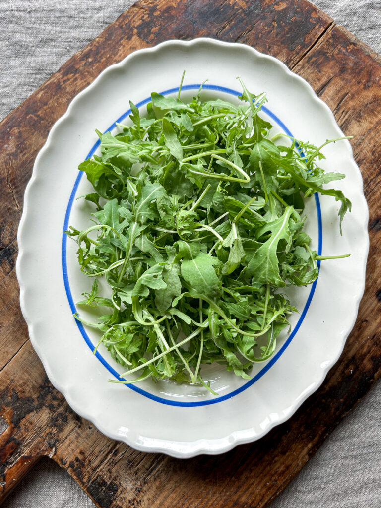 frunze de rucola pe un platou oval
