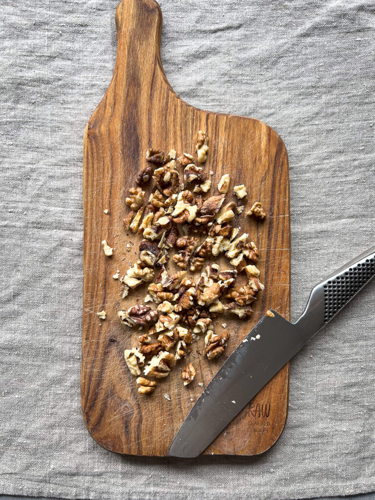 nuci tocate pe un fund de lemn