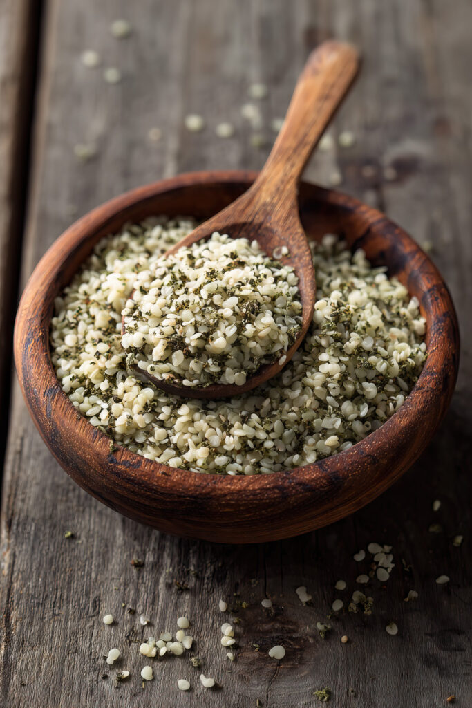 seminte de canepa decorticate intr-o lingura de lemn, prim plan