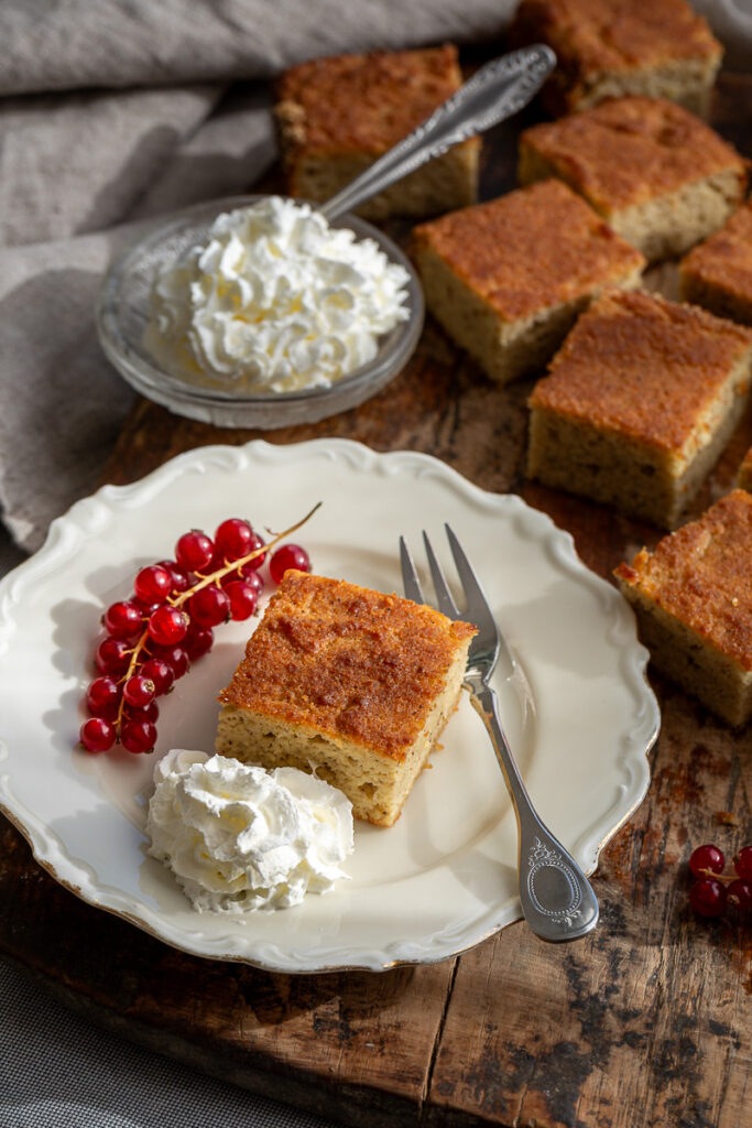 prajitura cu iaurt keto, frisca si fructe de padure pe o farfurie