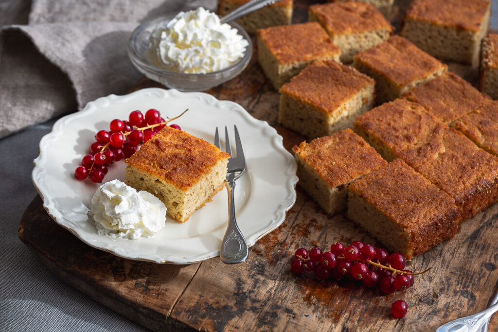 prajitura cu iaurt keto, frisca si fructe de padure