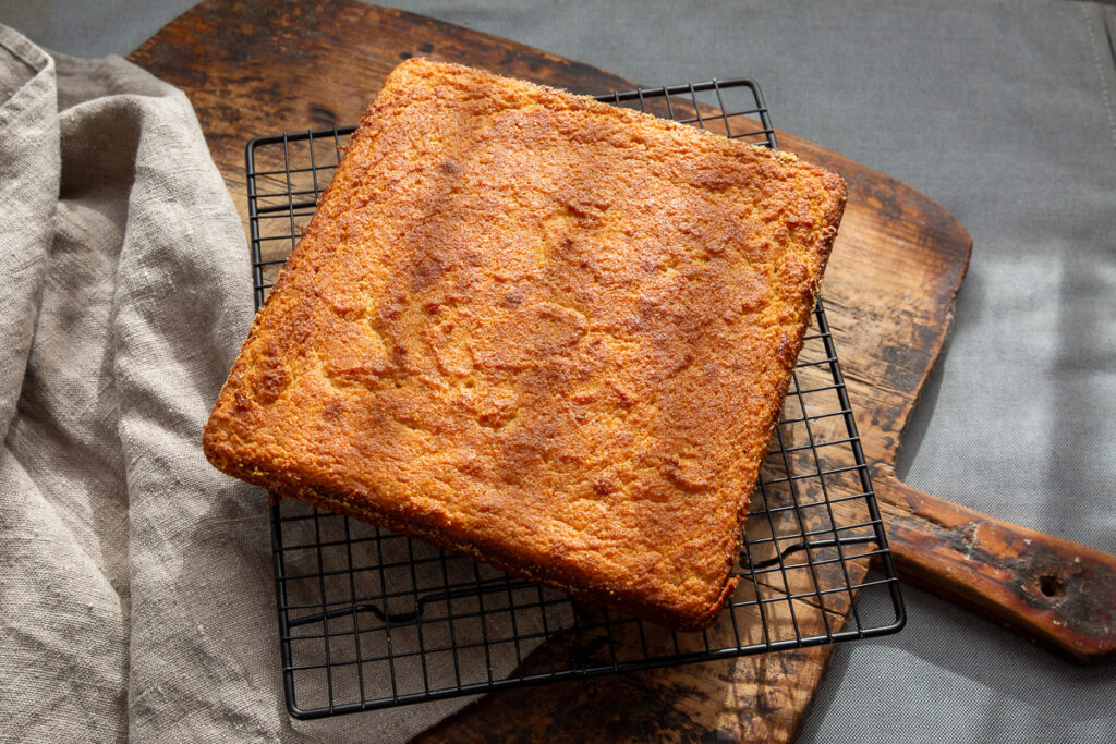 prajitura cu iaurt keto pe un fund de lemn rustic