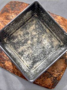 tigaie unsa cu unt si tapetata cu faina de migdale