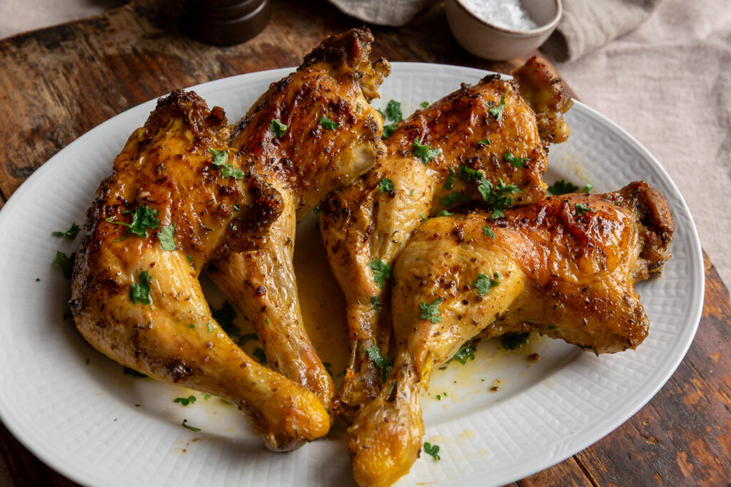 pulpe de pui la cuptor, aromate si crocante pe o un platou alb