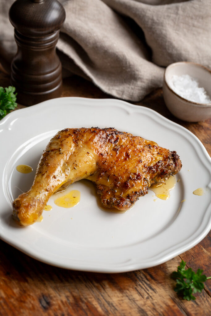 pulpa de pui la cuptor, pe o farfurie alba