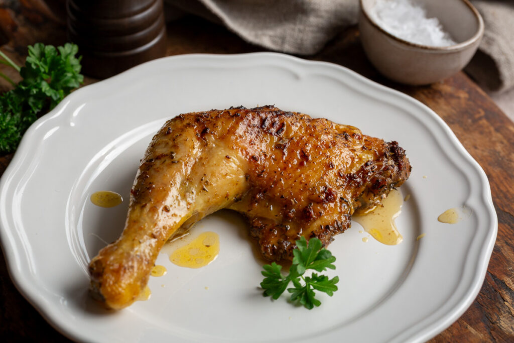 pulpa de pui la cuptor, aromata si crocanta pe o farfurie alba